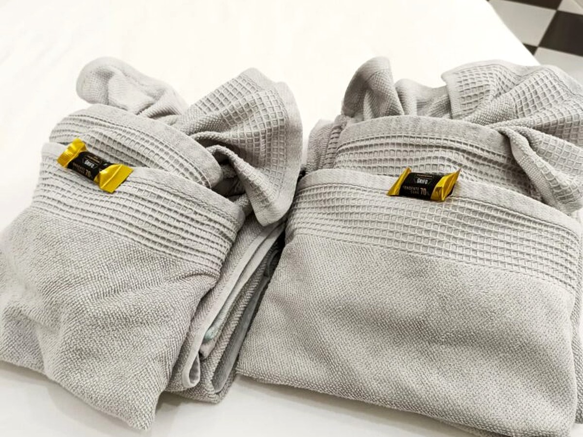 Set di benvenuto con accappatoi sul letto