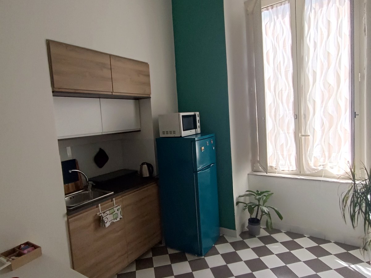 Cucina attrezzata con grande finestra e luce naturale