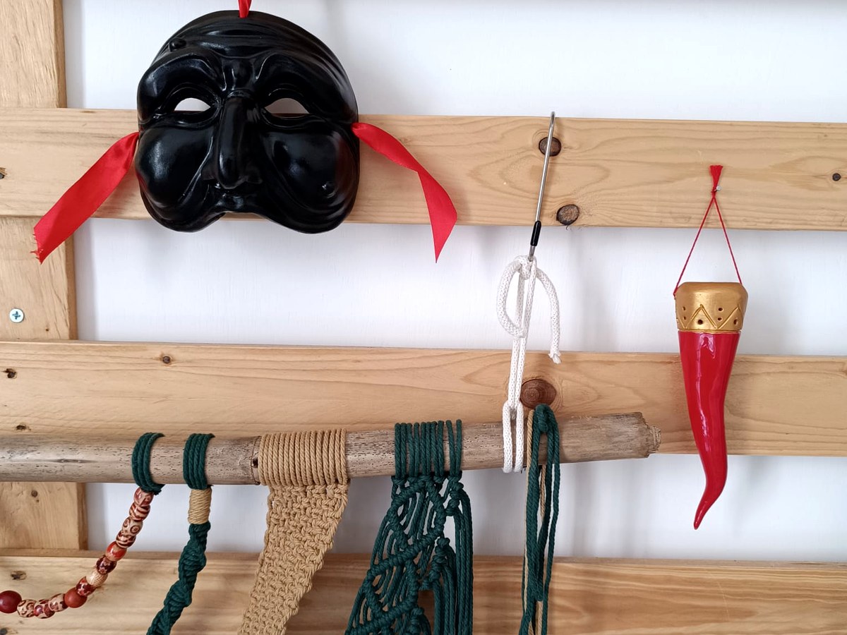 Dettagli napoletani: maschera di Pulcinella e cornicello