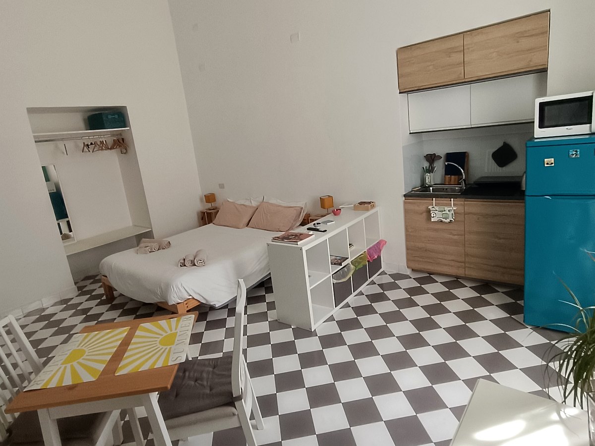 Vista d'insieme del monolocale Casa del Sole: zona letto, cucina e finestra luminosa nel centro storico di Napoli
