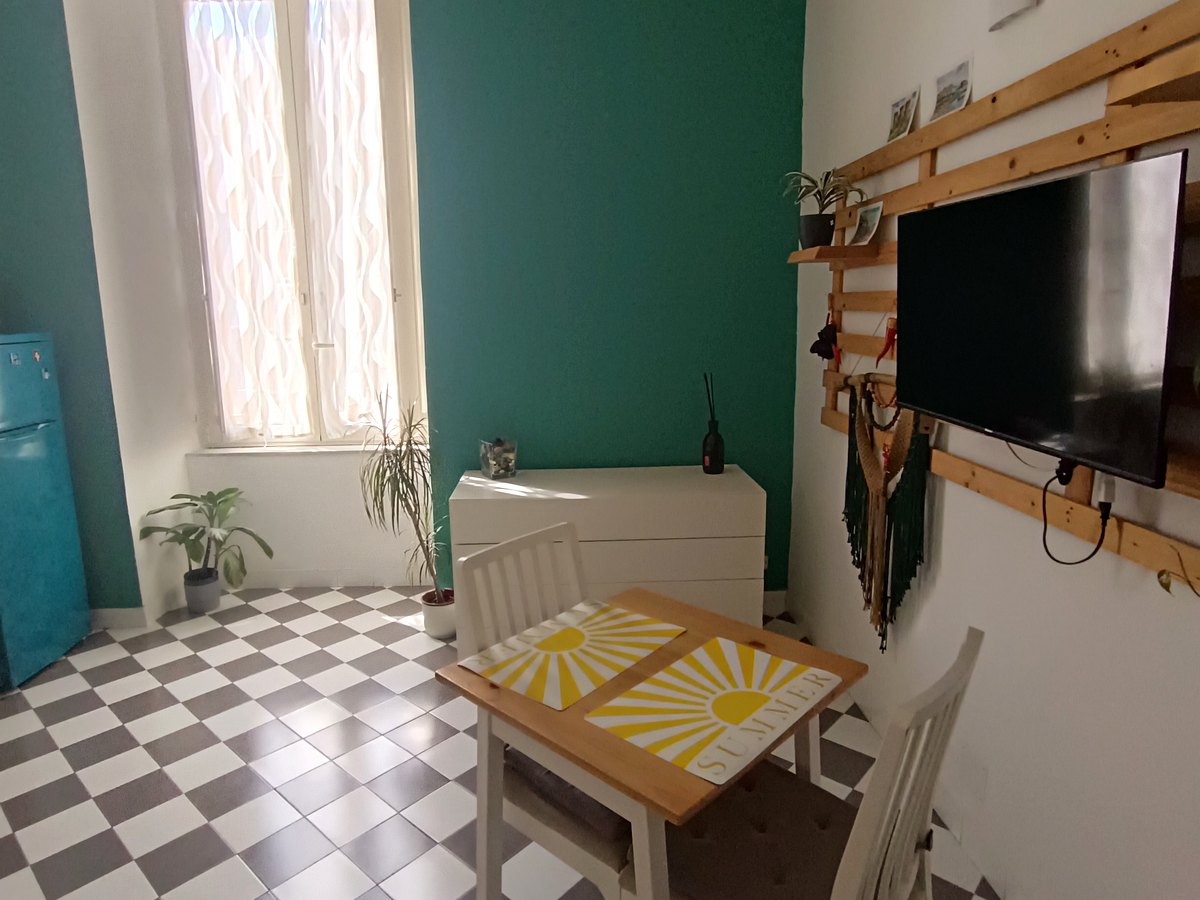 Zona giorno luminosa con finestra e aria condizionata, Casa del Sole Napoli